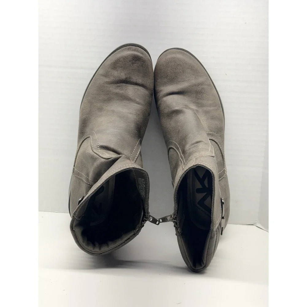 Anne Klein Sport‎ Women's Sz 9.5 Taupe/Brown Lanette Moto Buckle Ankle Boots